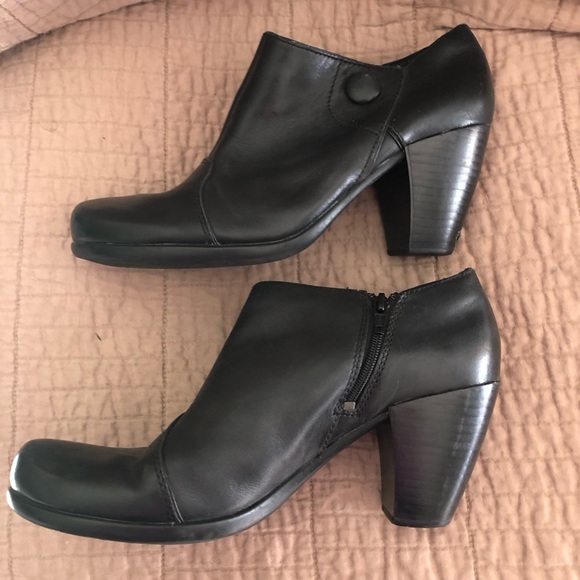Clarks black leather heeled booties size 8.5 M - Picture 4 of 5